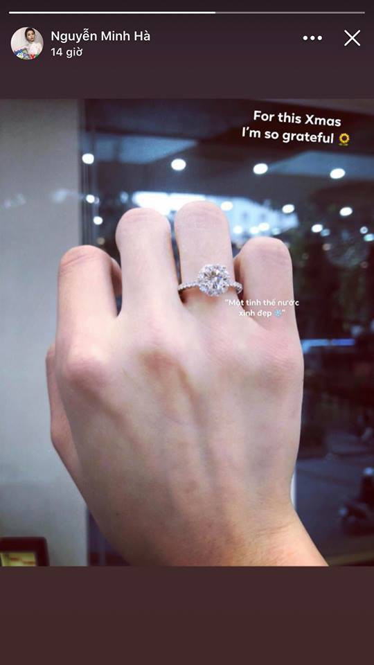 Chiếc nhẫn kim cương ở ngón áp út được Minh Hà chia sẻ vào lễ Giáng sinh 2018 từng khiến khán giả đồn đoán cô chuẩn bị lên xe hoa.