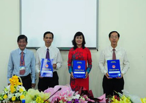 
Bà Nguyễn Thị Yến Trinh tại buổi lễ nhận quyết định bổ nhiệm hiệu trưởng Trường Lê Hồng Phong năm 2014 - Ảnh: Web Sở GD-ĐT TP.HCM
