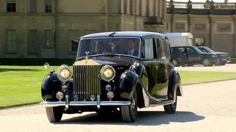 1.039.758 USD : Giá bán chiếc Rolls-Royce Phantom IV của Nữ hoàng Elizabeth được đấu giá tại Goodwood Revival Sale của Bonham vào tháng 9/2018 lên đến hơn 1 triệu USD . Năm trước đó, chiếc Daimler Suprt V-8 do Nữ hoàng ủy quyền đấu giá đã mang về 55.575 USD . Tháng 11/2016, chiếc Audi Cabriolet yêu quý của Công chúa Diana cũng đã được bán với giá 59.500 USD tại NEC Classic Motor Show thuộc Silverstone’s Auctions.