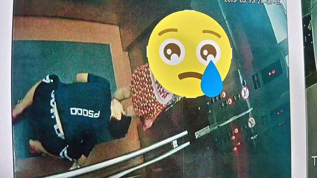 Đối tượng này quỳ xuống sàn thang máy để nhìn vào trong váy của bé gái.