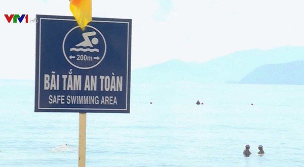 Chỉ cho trẻ bơi ở những khu vực được nhận định an toàn, có đội ngũ bảo hộ sẵn sàng ứng cứu.