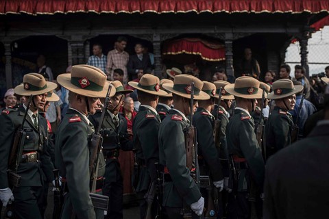 Trong một lễ hội ở Patan, những người lính đang diễu hành trước Kumari. Ảnh: Maria Contreras Coll.