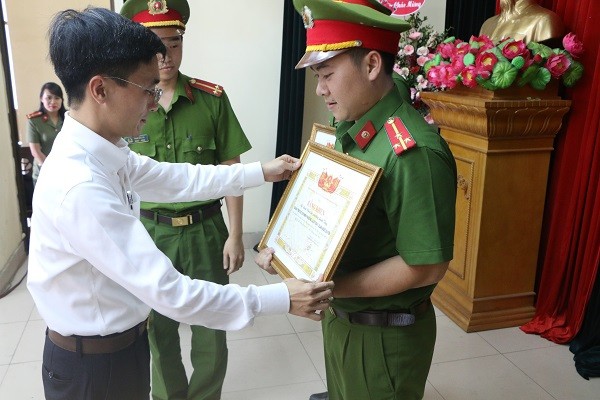 
Thượng úy Đỗ Thế Văn - Cán bộ Công an phường Lạch Tray được Thành đoàn Hải Phòng tặng Bằng khen cùng phần thưởng. Ảnh: TL
