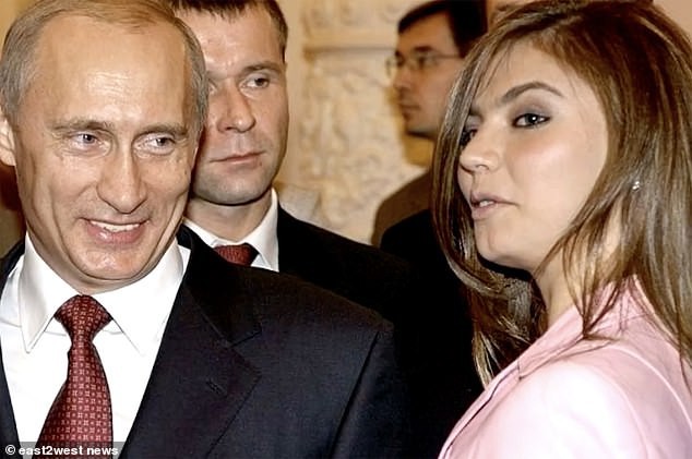 Alina Kabaeva (phải) từ lâu được đồn đoán là người tình của ông Putin.