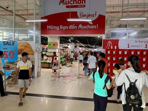 
Mạng xã hội lan truyền hình ảnh hoang tàn ở chuỗi siêu thị Auchan trong những ngày giảm giá. Ảnh: FB My Truong. 
