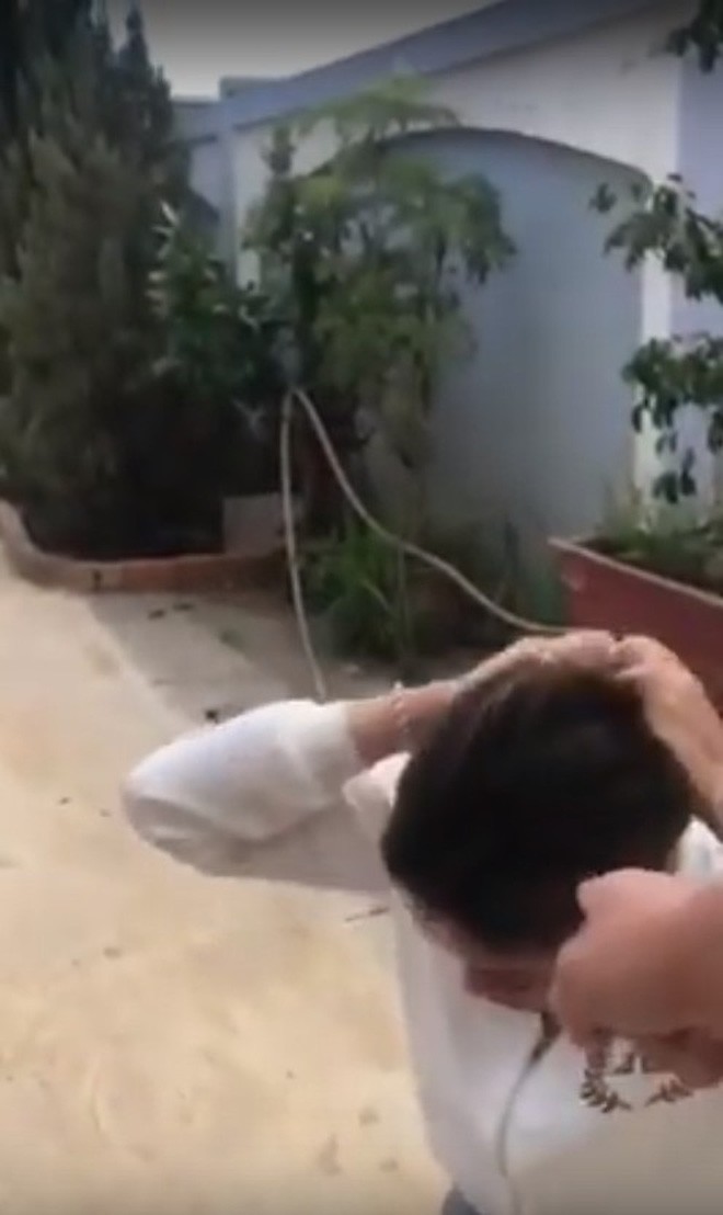  Người chồng đứng ra xin lỗi và đưa vợ về - Ảnh cắt từ clip. 