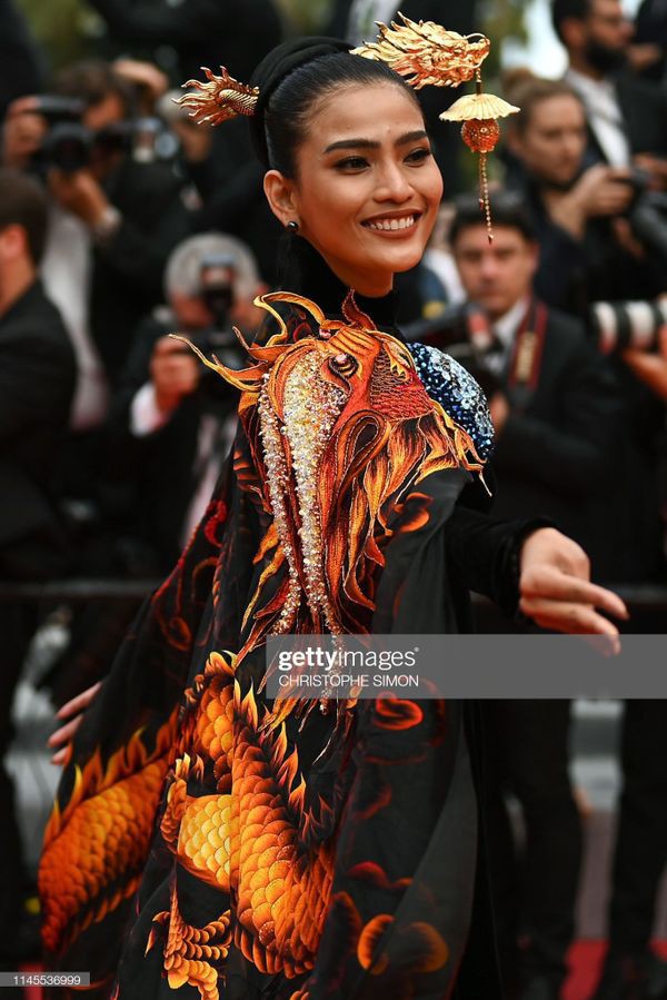 
Á hậu Trương Thị May âm thầm đến Pháp và xuất hiện tại Cannes với trang phục kín đáo.
