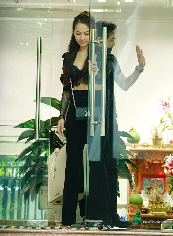 Dương Khắc Linh và Sara Lưu bước ra từ cửa hàng áo cưới của một nhà thiết kế tên tuổi tại TP HCM. Nhạc sĩ thân thiện vẫy chào các nhân viên khi ra về.