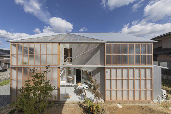 
Ngôi nhà mang tên House in Sonobe được xây trên một miếng đất rộng hơn 331 m2, tại thành phố nhỏ Nantan, Kyoto, Nhật Bản.
