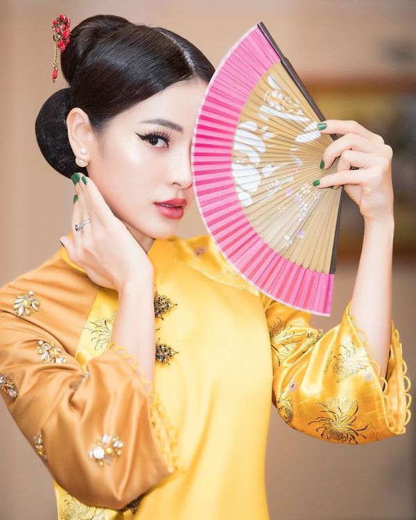 Là người thẳng tính, không ngại thị phi, Phương Trinh Jolie từng nhận về vô số những lời chỉ trích, “ném đá” vì gu thời trang táo bạo, khoe da thịt quá đà. Dù vậy, chân dài này vẫn không mảy may quan tâm và tự tin khẳng định mình mặc gợi cảm chứ không phản cảm.