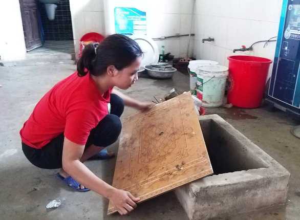 
Chị Nguyễn Thị Vân bên chiếc giếng của gia đình bị bà Th đổ thuốc diệt cỏ. ẢNH: V. Đồng
