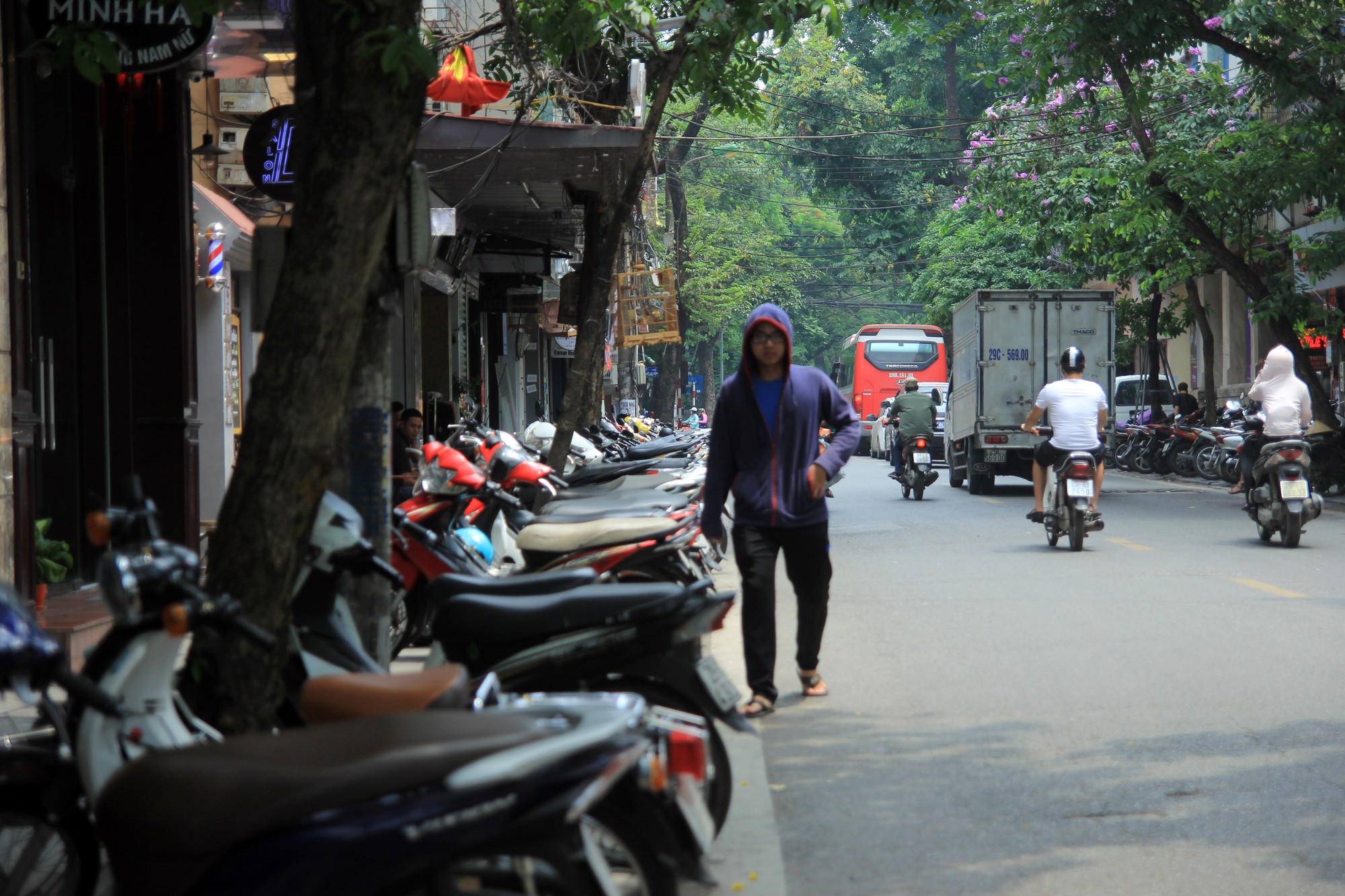 Phố Hàng Da, ngày 24/5.