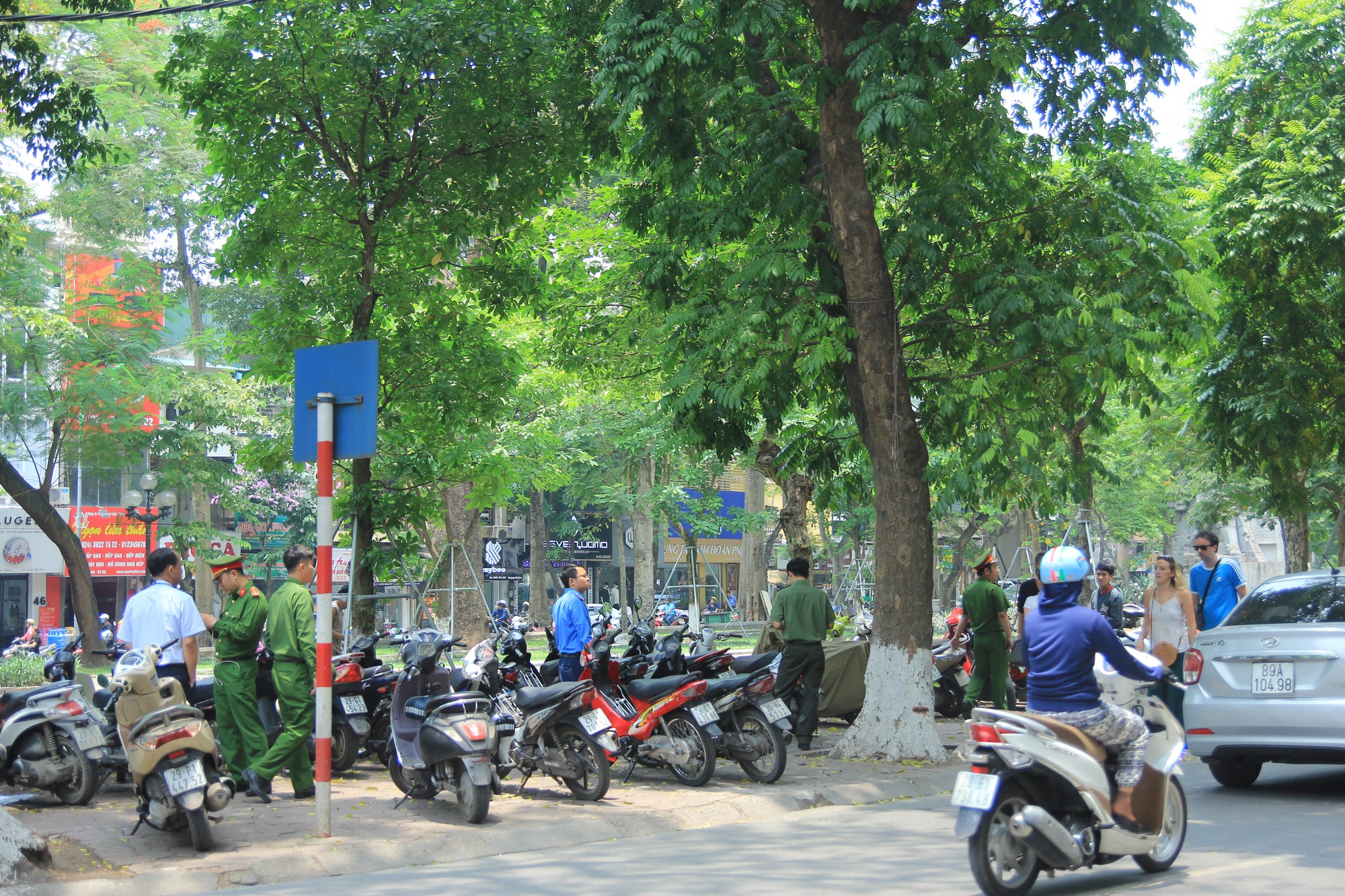Theo quan sát của PV, mặc dù lực lượng chức năng sở tại ra quân xử lý, nhưng tình trạng xe lộn xộn trên vỉa hè vẫn y án không dịch chuyển.