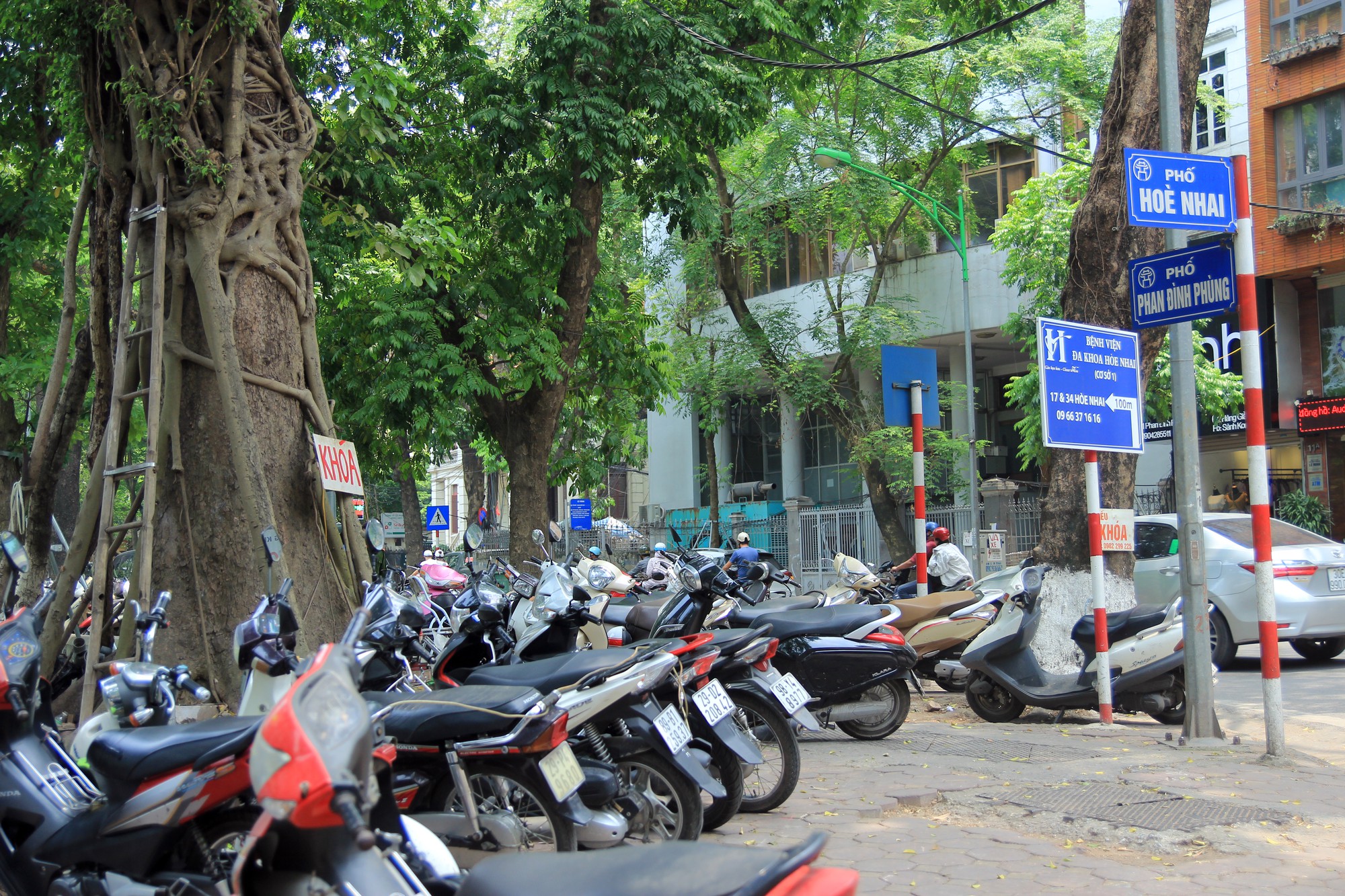 Tình trạng lấn chiếm vỉa hè diễn ra quanh khu vực vườn hoa Hàng Đậu, thuộc phường Quán Thánh, quận Hoàn Kiếm.