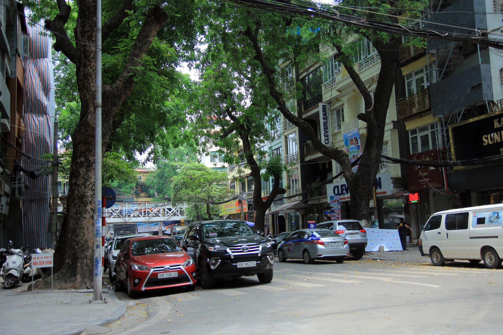 Phố Lê Văn Linh với mỗi lề đường là 2 làn ôtô đỗ, chưa kể, vìa hè cũng đầy ắp xe máy đỗ ngang, dọc.