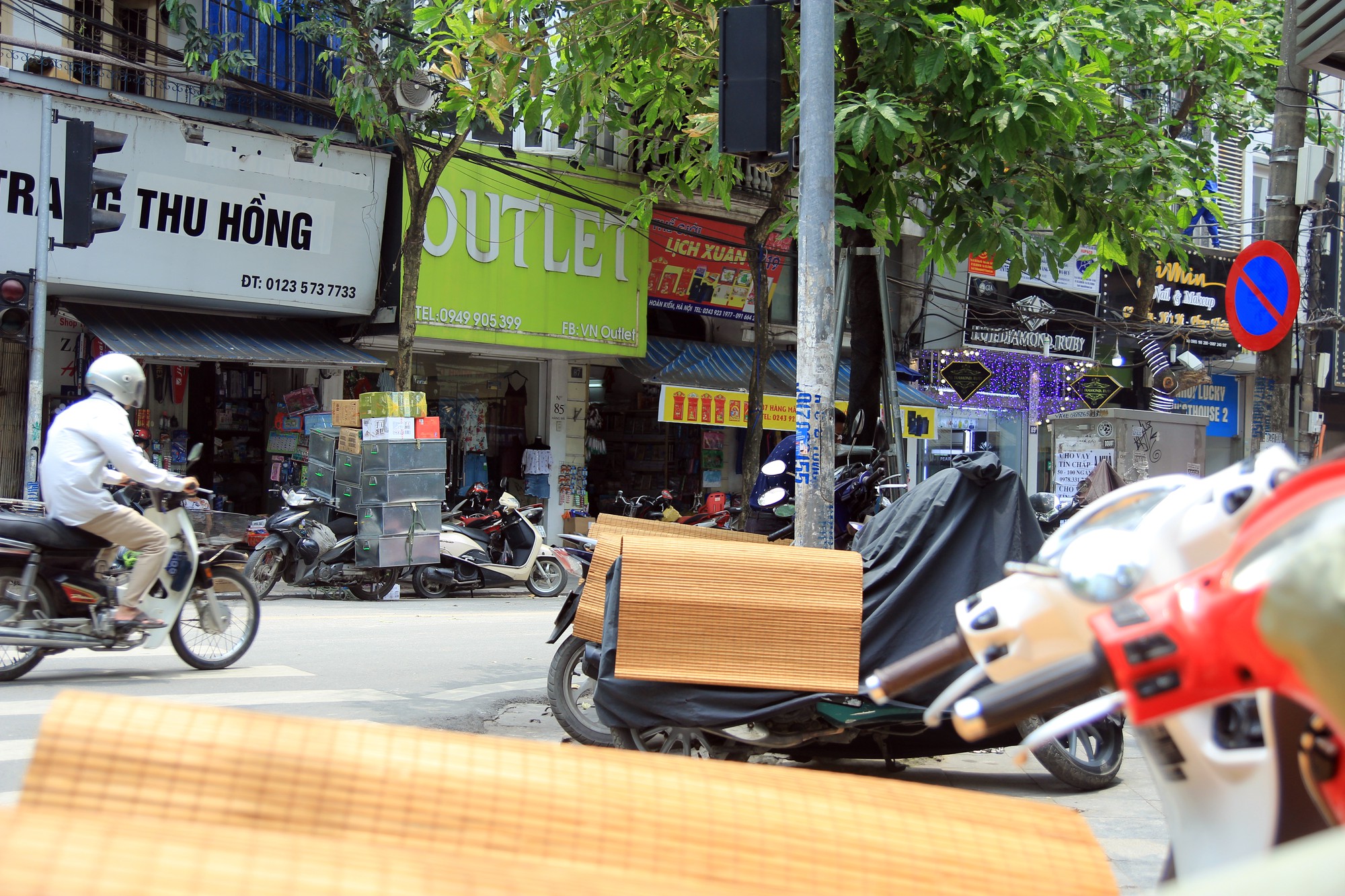 Trên những con phố Cổ, người đi bộ phải hòa mình vào dòng xe cộ đông đúc đang lưu thông giữa đường, bởi lối đi dành cho họ, đã chật kín các bàn, ghế, xe máy.