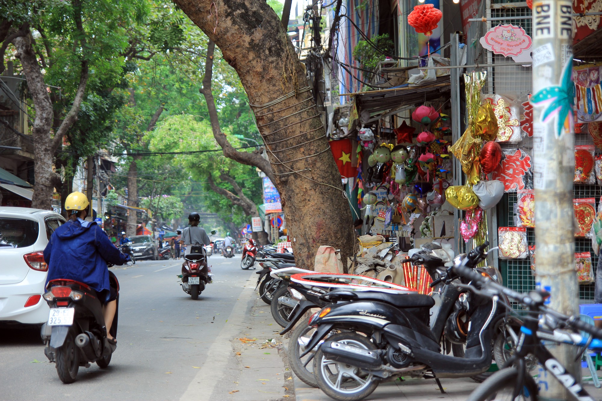 Một góc phố Hàng Mã (quận Hoàn Kiếm).