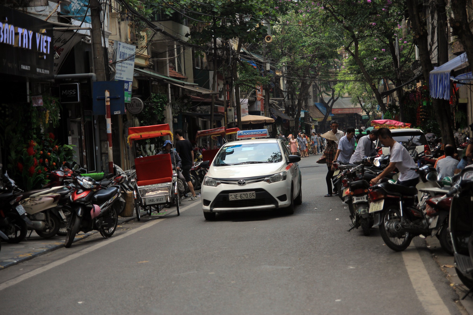 Sự lộn xộn trên phố Hàng Rươi.