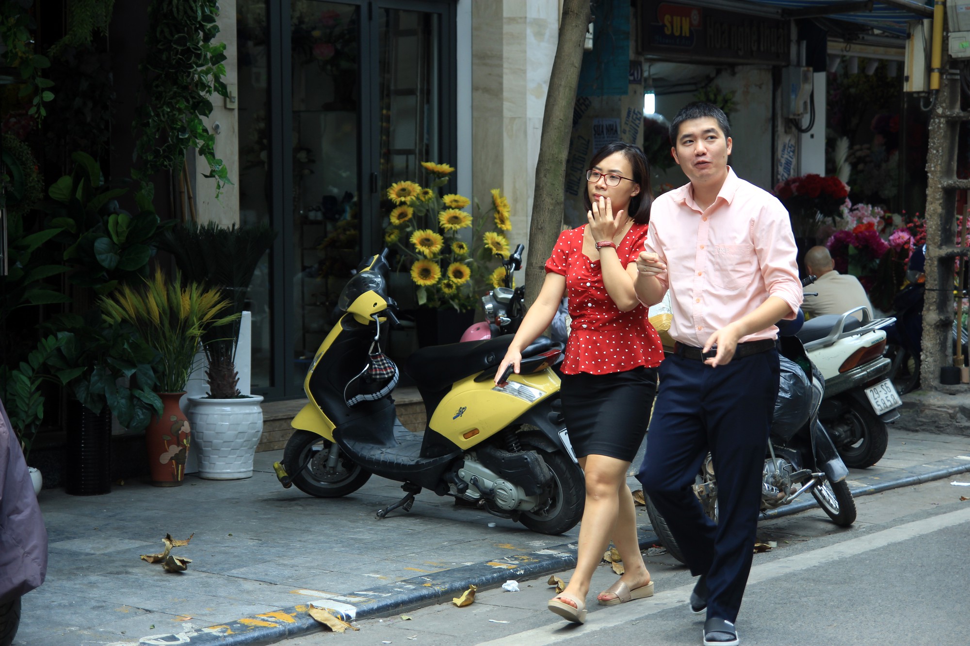 Người đi bộ rất khó để lưu thông trên không gian vỉa hè.