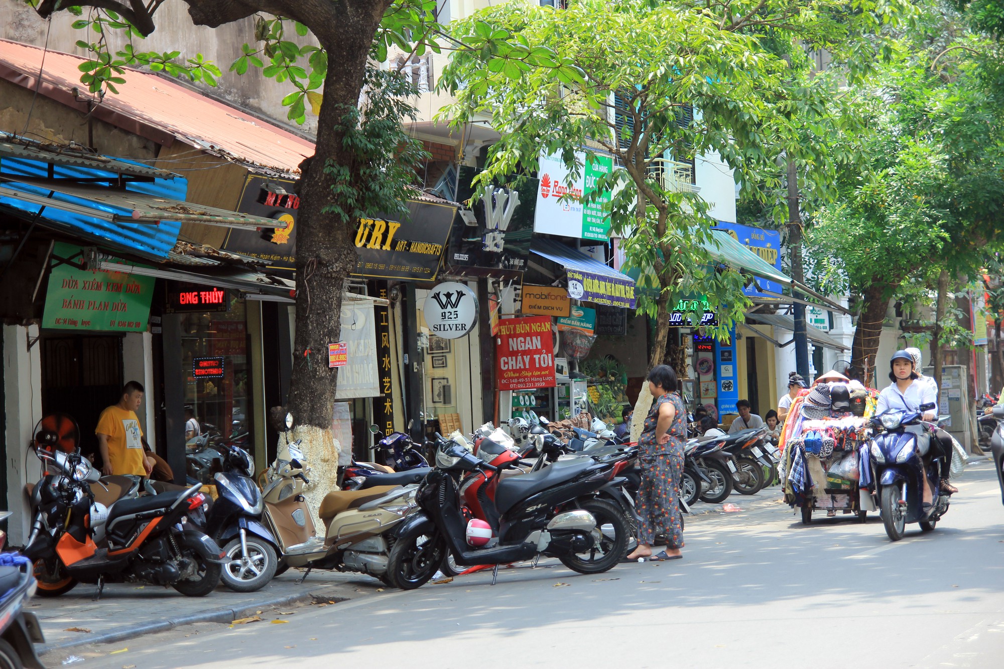 Trước cửa số 143 Hàng Lược (quận Hoàn Kiếm).