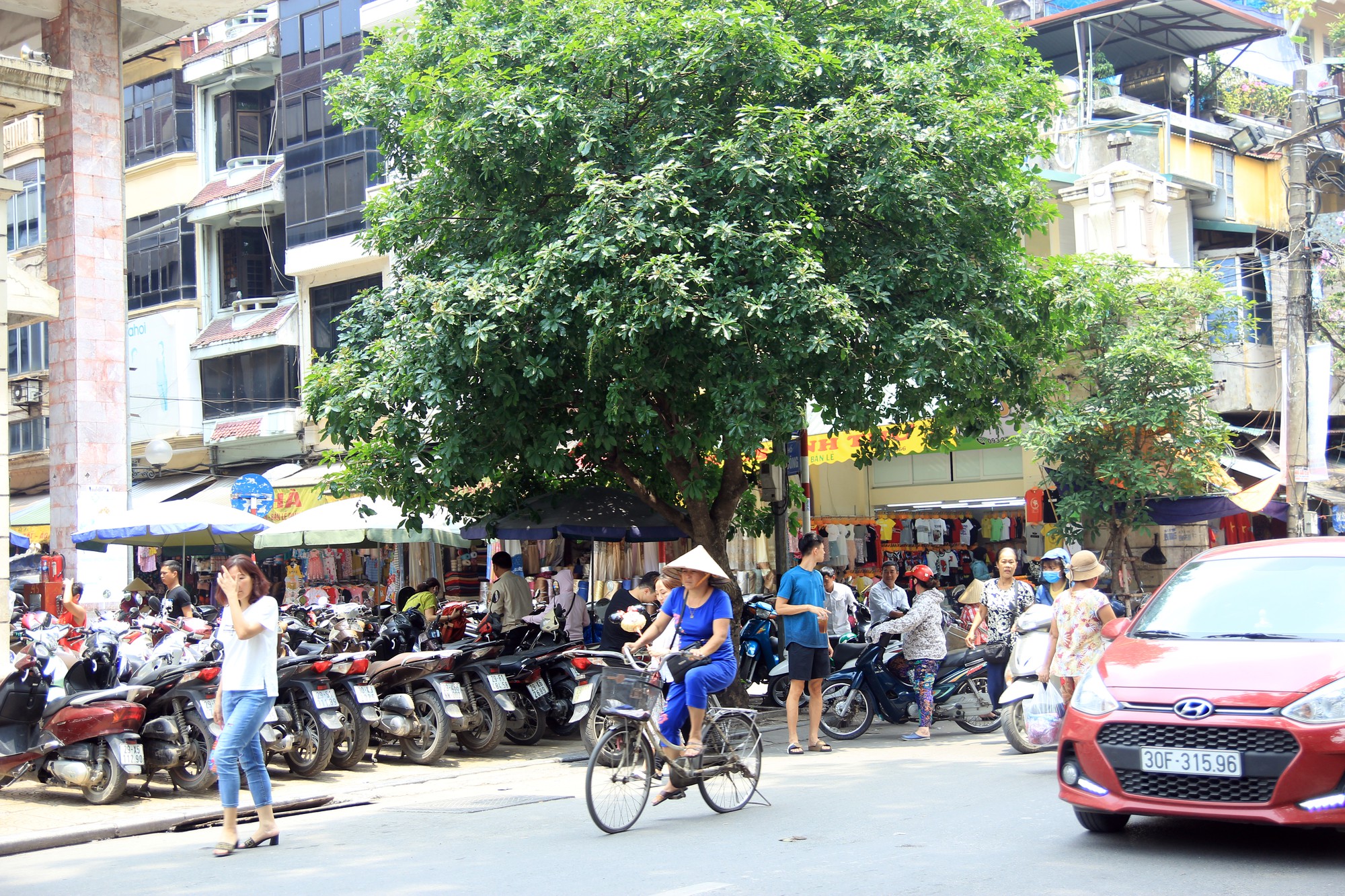 Một bãi xe tại góc chợ Đồng Xuân, đoạn phố Hàng Đào nghi có dấu hiệu lấn chiếm không gian đi bộ để khai thác kinh doanh.