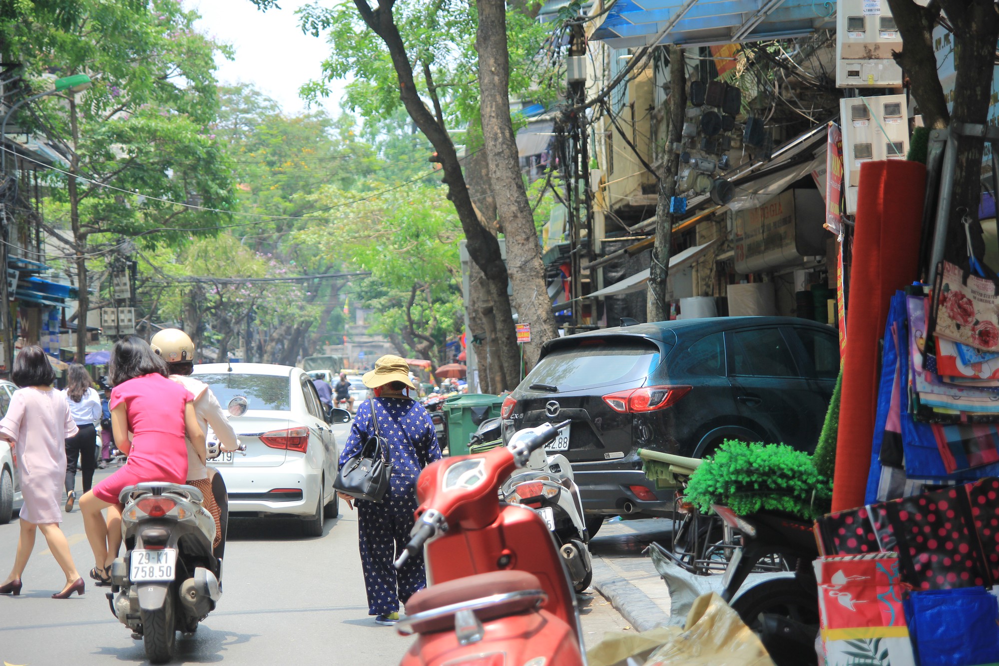 Vừa rảo bước giữa con phố Hàng Rươi đông đúc, chật chội, vừa nơp nớp lo sợ sự cố mất an toàn giao thông xảy đến với mình, ông Nguyễn Thế Bảo (50 tuổi, du khách đến từ Việt Trì, Phú Thọ) vừa lắc đầu, bức xúc: “Hà Nội thật đông đúc. Nếu người đi bộ có vỉa hè thì phố cổ Hà Nội sẽ rất tuyệt đẹp, người đi bộ cũng sẽ cảm thấy an toàn, nhưng tất cả những gì tôi thấy, tất cả là những con phố xe máy, bàn ghế được xếp chật chội từ vỉa hè đến phạm vi lòng đường. Để tình trạng này diễn ra thì lực lượng chức năng phường sở tại đang ở đâu?”.