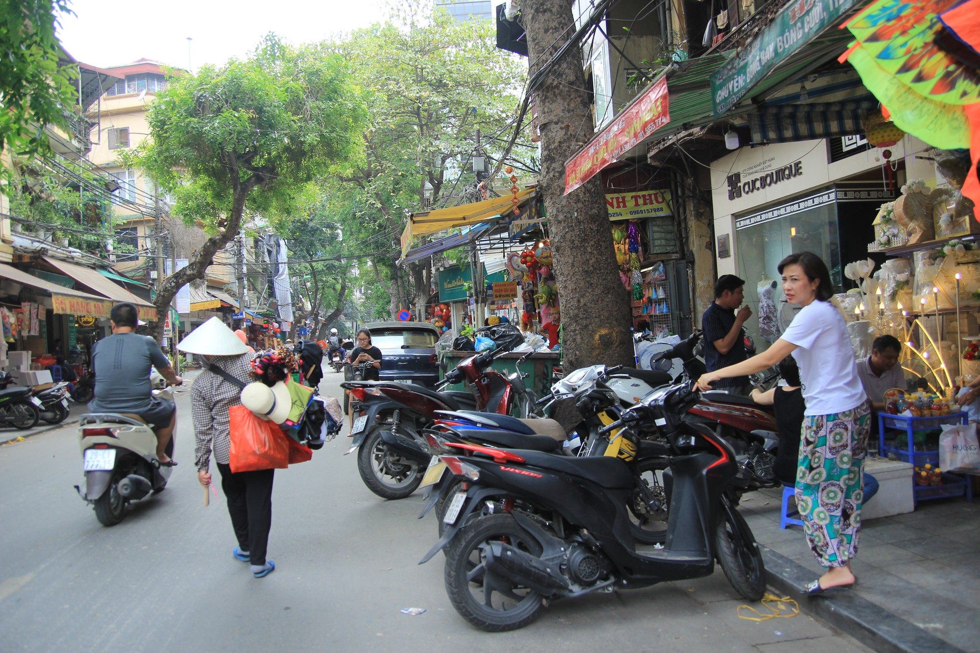 Theo phản ánh của người dân, tình trạng này diễn ra nhiều nhất là vào khoảng giữa trưa và chiều tối, khiến người đi đường không khỏi ngán ngẩm, bởi không còn một chỗ chen chân.