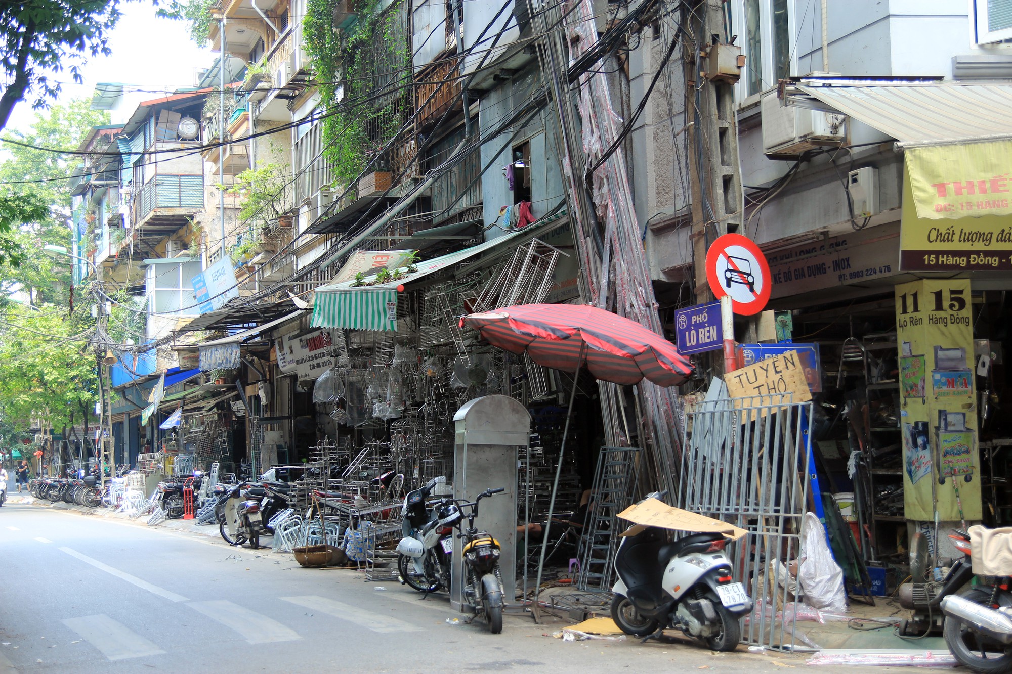 Tình trạng này đã tạo nên một hình ảnh thủ đô nhếch nhách, chật chội, lộn xộn trong mắt người dân, đi ngược lại với chủ trương kiên quyết xử lý vi phạm về trật tự đô thị của UBND Thành phố Hà Nội.