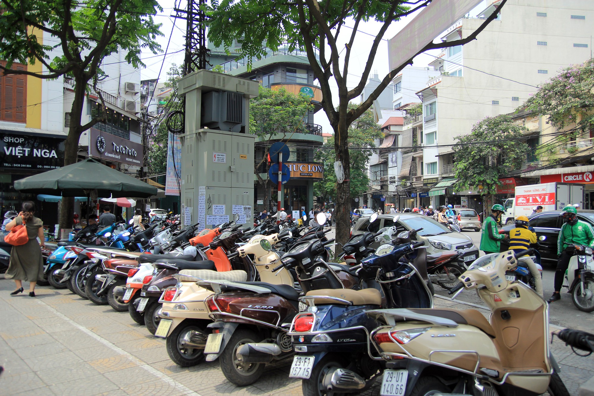 Bên cạnh những biển báo của UBND phường Cửa Đông được xếp ngay ngắn tại khu vực trước cổng chợ Hàng Da là tình trạng chiếm dụng không gian của người đi bộ để khai thác kinh doanh.