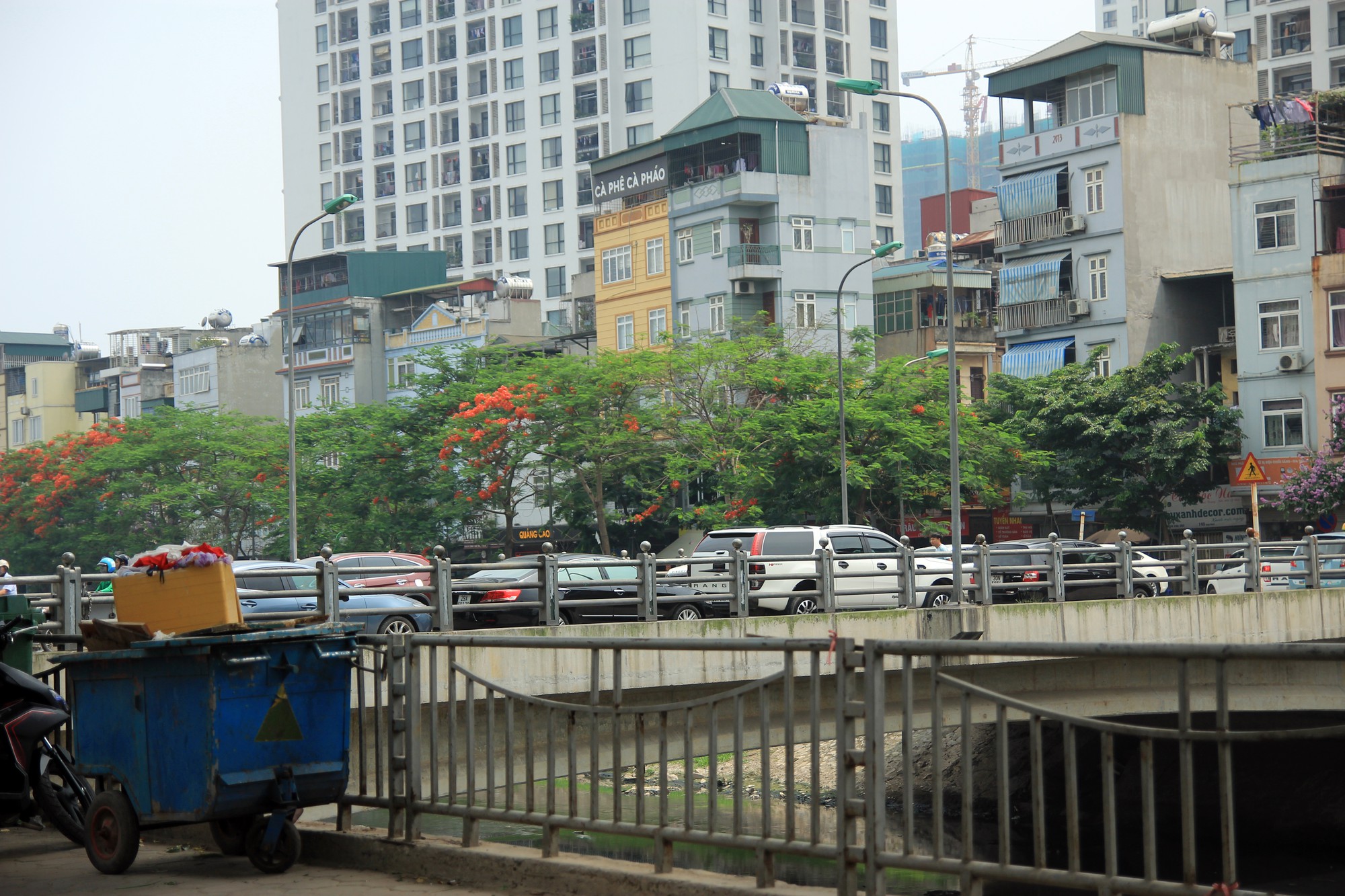 Chiếc cầu mới xây đoạn nối phố Giáp Nhất với đường Láng nghiễm nhiên trở thành bãi đỗ xe, với hai hàng xe được xếp ngay ngắn.