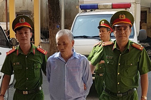 
Bị cáo Trần Văn Tỉnh bị dẫn tới tòa.
