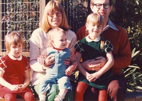 Bà Esther Wojcicki cùng chồng, ông Stanley Wojcicki, và các con gái (từ trái sang) Janet, Anne và Susan. Ảnh: CNBC.