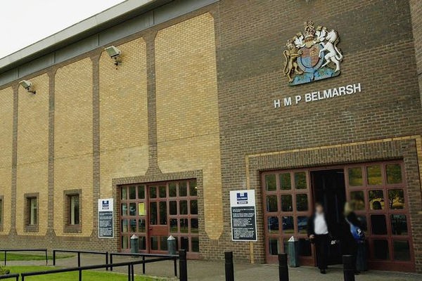 Chuyện tình giữa hai tên tội phạm diễn ra ở nhà tù HMP Belmarsh.