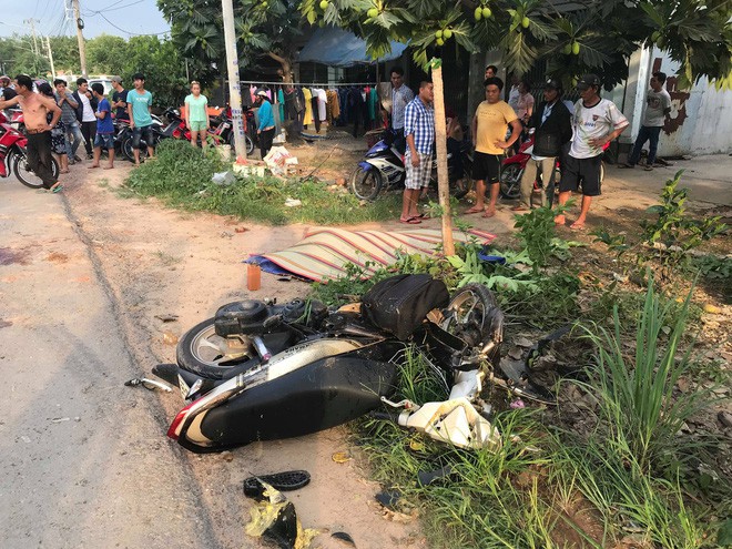 Một xe máy bị hất văng vào lè đường.