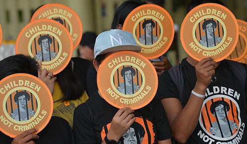 
Các nhà hoạt động biểu tình phản đối việc giảm tuổi chịu trách nhiệm hình sự của trẻ em tại Philippines. Ảnh: AFP
