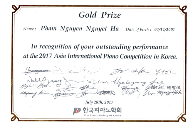 
Giải thưởng piano Nguyệt Hà đạt được tại Hàn Quốc vào năm 2017.
