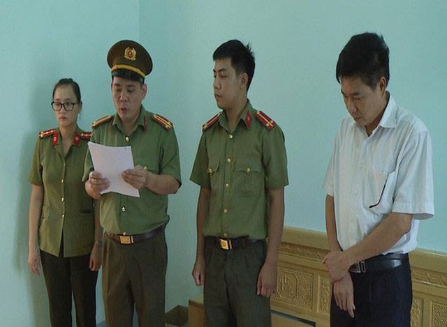 
Đại diện cơ quan điều tra đọc lệnh khởi tố ông Trần Xuân Yến - Ảnh do công an cung cấp
