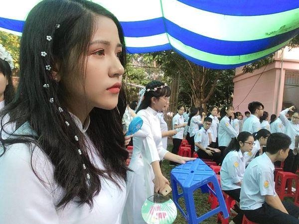 
Một nữ sinh nổi bật khác của trường THPT chuyên Lào Cai là Nguyễn Ngọc Mai (18 tuổi), học sinh lớp 12 Văn. 10X được chú ý khi loạt ảnh xinh xắn trong ngày khai giảng năm học 2018-2019 được chia sẻ trên các diễn đàn.
