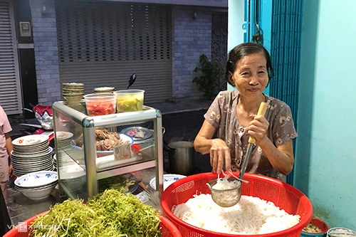 
Bà Thao là bếp trưởng trong quán ăn của mình. Ảnh: Di Vỹ.
