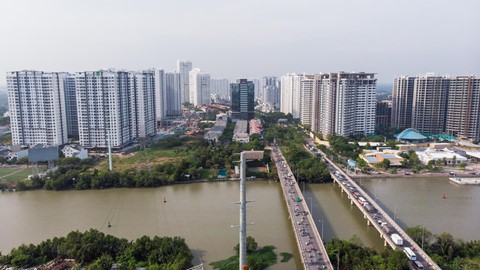 
Cao ốc nằm ngay cạnh trục đường lớn là điểm mạnh thu hút khách hàng nhưng cũng vì xây dựng sát đường khiến giao thông trở nên quá tải. Để đi vào trung tâm, dân cư chỉ có một cách thuận tiện nhất là đi đường Nguyễn Hữu Thọ.
