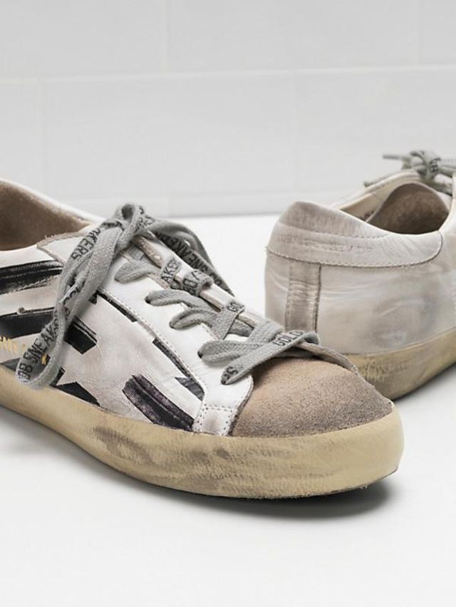 Đôi sneaker như vừa đi mưa dính bẩn này được bán với giá tới 18 triệu đồng.