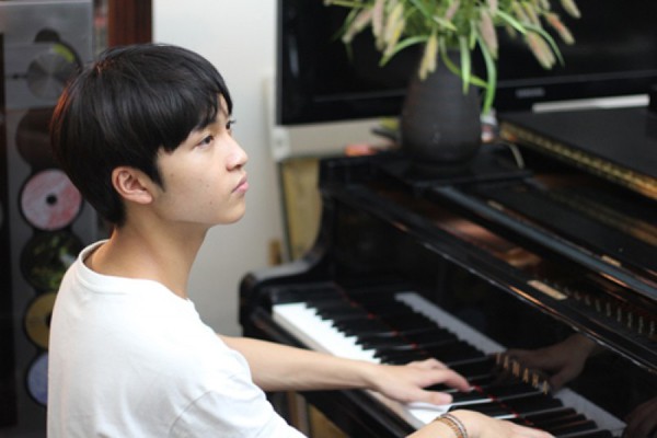 
Đăng Quang mê đàn piano đến mức ngày ngày tập đến khuya cũng không chán.
