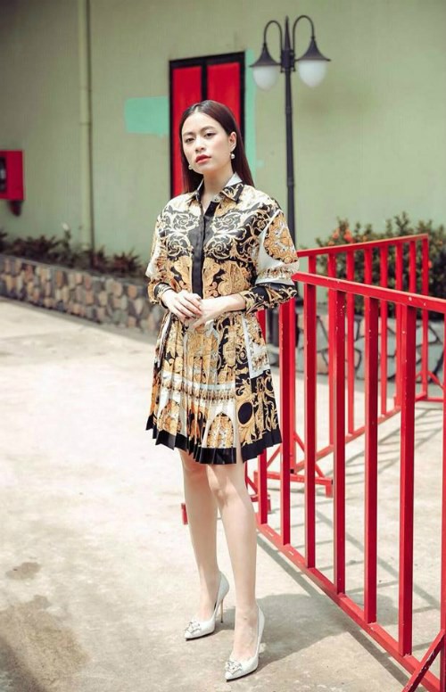 Nếu để ý bạn sẽ thấy gu thời trang của Hoàng Thùy Linh là cách chơi họa tiết nhỏ trong từng set đồ. Đây là cả cây của thương hiệu Versace. Trong đó, chiếc đầm ngắn họa tiết baroque tạo nên diện mạo thời thượng, đẳng cấp cho giọng ca 8X.