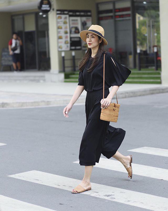Tủ quần áo của bà mẹ 2 con không thể thiếu những bộ jumpsuit năng động và khoẻ khoắn như trên.