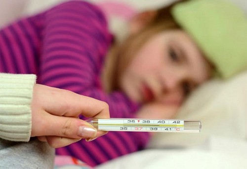 Biểu hiện ban đầu ở những trẻ nghi bị viêm phổi là trẻ có thể bị sốt, đôi khi sốt cao từ 39-40oC. Ảnh minh họa