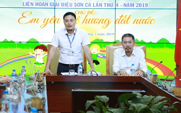 
Nhà báo Vũ Duy và nhạc sĩ Trần Nhật Dương trong buổi họp báo
