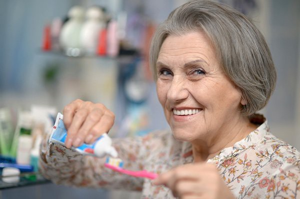 
Tuổi ngày càng cao thì vấn đề chăm sóc và bảo vệ sức khỏe răng miệng lại càng được đặt lên hàng đầu. Ảnh minh họa
