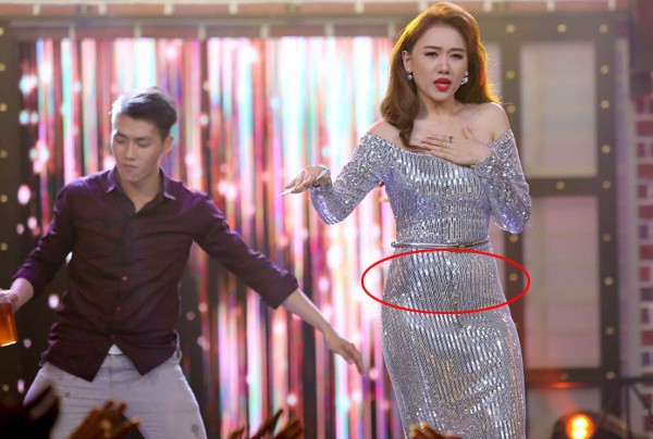 Hari Won với vòng 2 nhô lên như mang bầu.