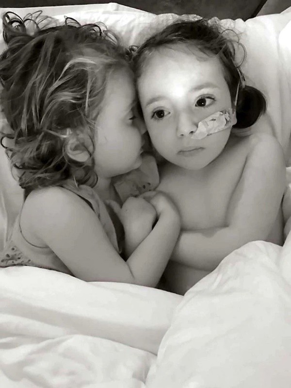 Nicole, 7 tuổi và em gái Jessica, 3 tuổi.