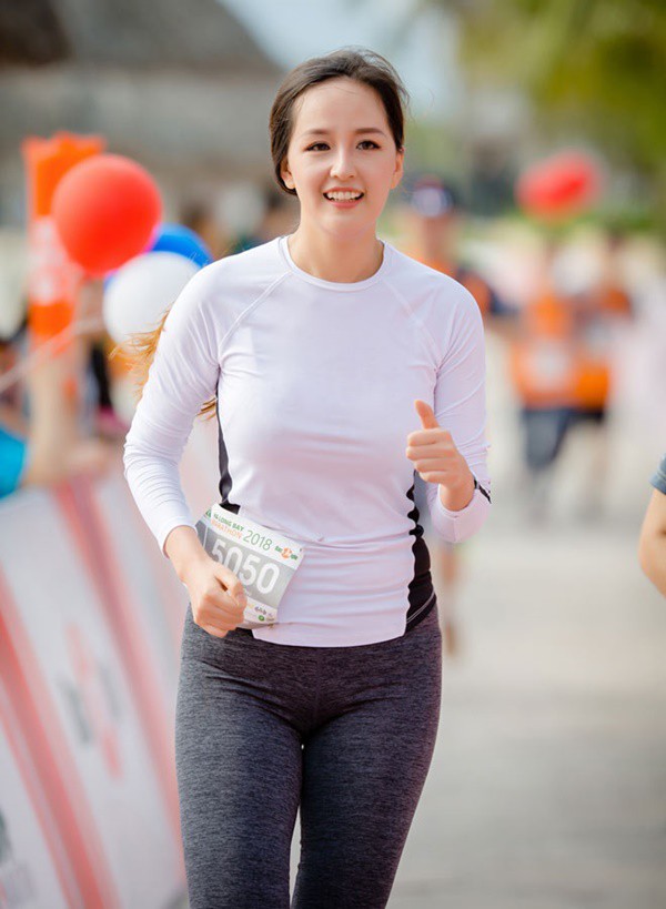 Giải thích cho việc này, hoa hậu chia sẻ cô đã tăng cân do không còn khắt khe trong việc ăn uống đối với bản thân như trước. Người đẹp cho biết: Đó là biểu hiện của sự hạnh phúc
